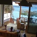 Spela House アイイ・アポストロ